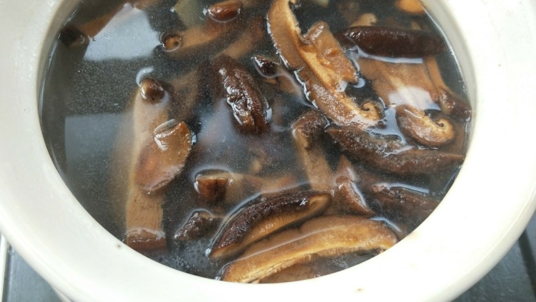 Crispy bone radish and golden hook soup