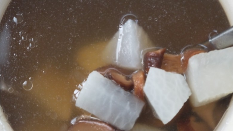 Crispy bone radish and golden hook soup