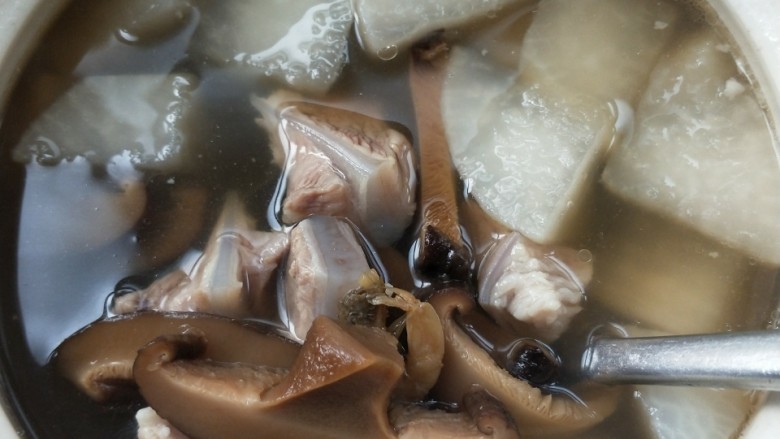 Crispy bone radish and golden hook soup