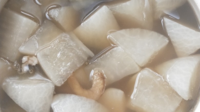 Crispy bone radish and golden hook soup