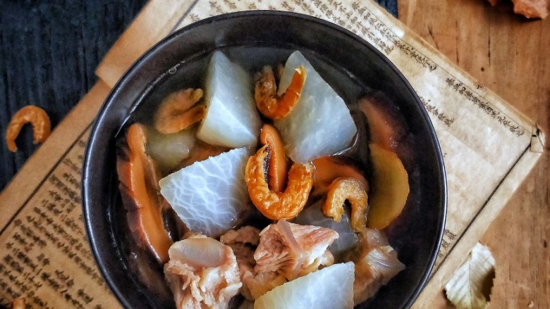 Crispy bone radish and golden hook soup