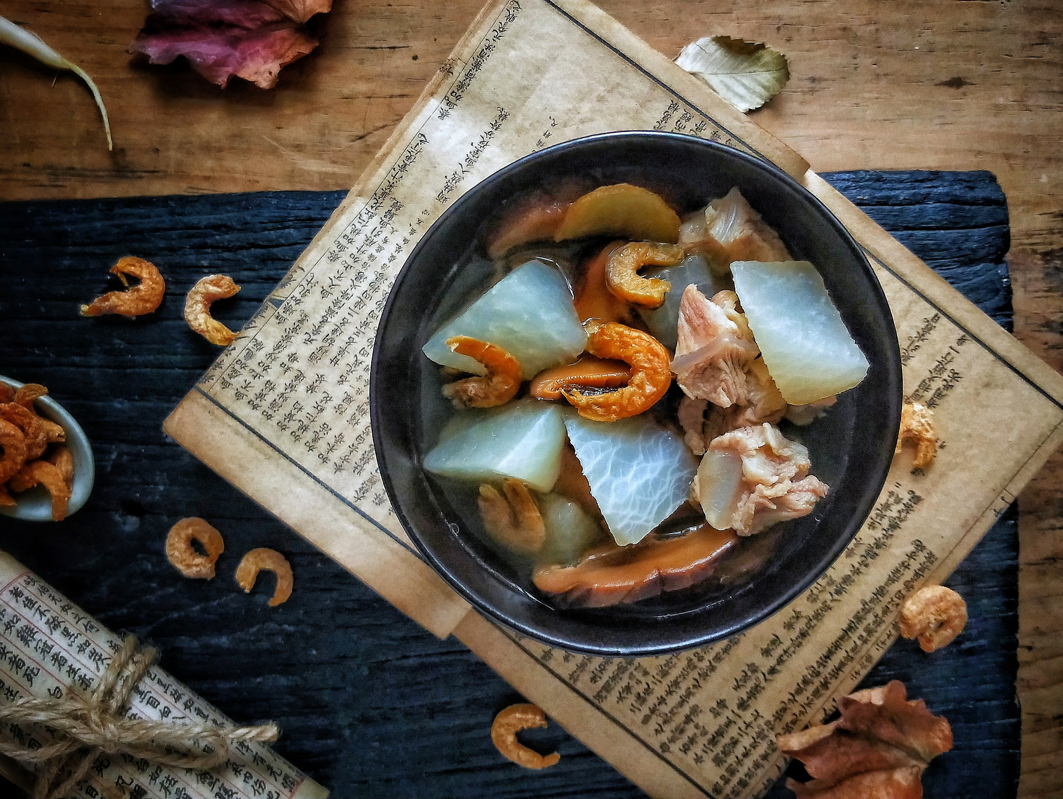 Crispy bone radish and golden hook soup