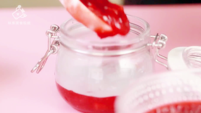 Homemade strawberry jam, sealing in the taste of spring~