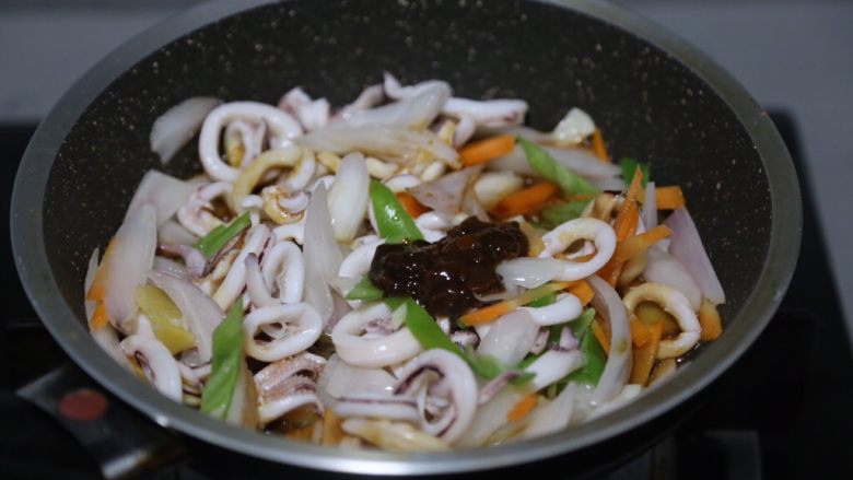 Sauce fried squid rings