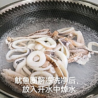 Quick dinner for workers, illustration of how to make fried squid with onions 1