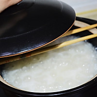 Illustration of how to make clay pot rice with diced vegetables and meat 4