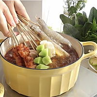 Friends gather at home for a gourmet party: butter hot pot with three sauces Illustration of how to braise chicken nuggets 16