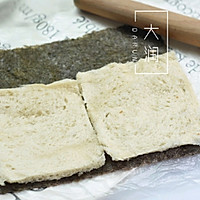 Illustration of how to make tuna bread sushi roll 4