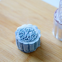 Illustration of how to make blue and white porcelain cheese snowskin mooncakes 10