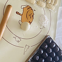 Illustration of how to make egg yolk cake, a great gift for Mid-Autumn Festival 5