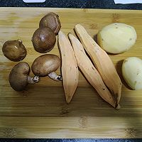 Illustration of how to make hot pot base with fried potatoes, mushrooms, sweet potatoes and prawns 1 