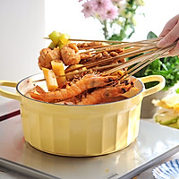 Friends gather at home for a gourmet party: butter hot pot with three sauces Illustration of braised chicken nuggets 17