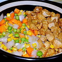 Illustration of how to make clay pot rice with diced vegetables and meat for lazy people 9