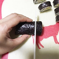 Illustration of how to make South American prawn and seaweed rice sushi rolls 10