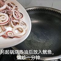 Quick dinner for workers, illustration of how to make fried squid with onions 3