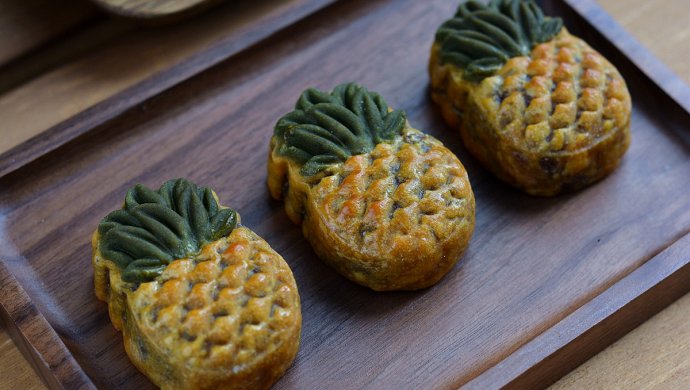 Pineapple mooncake