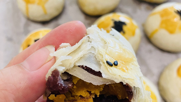 Egg yolk cakes, a great gift for Mid-Autumn Festival