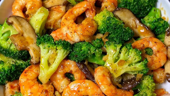 Low-calorie delicious broccoli and shiitake mushrooms stir-fried with shrimps