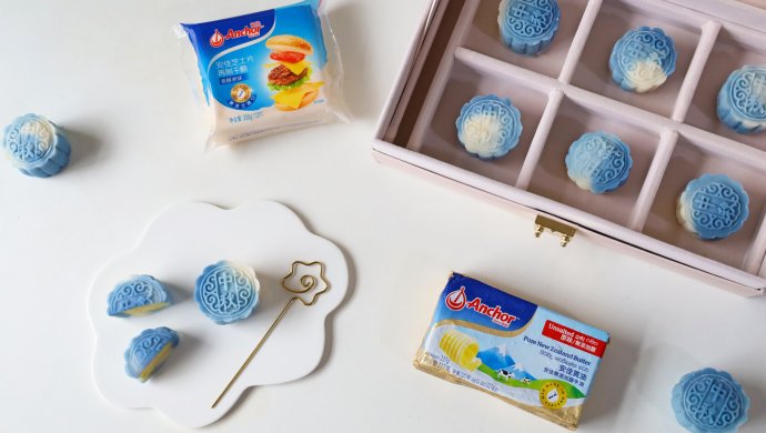 Blue and white porcelain cheese and snowskin mooncakes