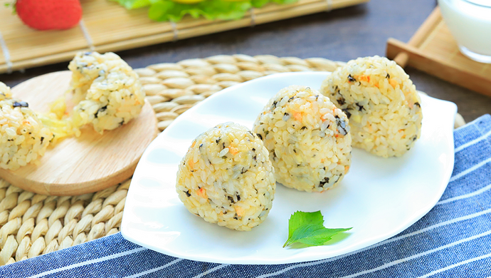 Seaweed rice balls