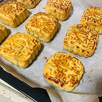 #showyourreuniondinner#Illustration of how to make traditional Cantonese egg yolk, lotus paste and bean paste mooncakes 18