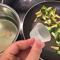 Illustration of how to make quick corn, broccoli and pork chop dinner for office workers 8