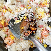 The gorgeous transformation of leftover rice—Illustration of how to make fried rice with shrimps 11 