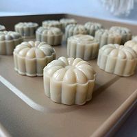 Illustration of handmade bean paste mooncakes 10