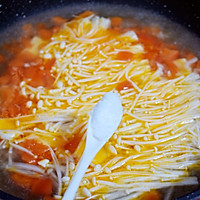 Illustration of how to make tomato and enoki mushroom tofu soup 9