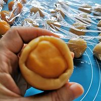 Internet celebrity crab mooncakes - Cantonese custard filling recipe illustration 10