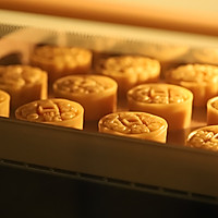 Traditional Cantonese-style lotus paste and egg yolk mooncakes from the bakery master Illustration of how to do it 16