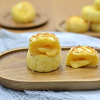 Illustration of how to make crispy and soft custard mooncakes 26