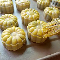 Illustration of how to make handmade bean paste mooncakes 12