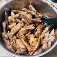 #Chinese and Western combination can also be eaten like this#Chasing drama with wine and food brine Illustration of how to make one bite of chicken wing tip and serve with some wine 2