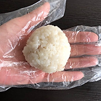 Illustration of how to make simple triangle rice balls 5