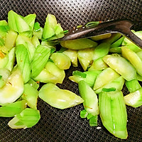 #Father's Day, cook a dish for Dad#Luffa Stir-fried Illustration of how to make eggs 8