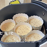 Illustration of how to make air fryer cupcakes 13