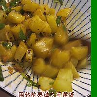 A bowl of spicy fried potatoes tastes exactly like a food stall! Illustration of how to do it 3