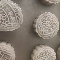 Illustration of how to make egg yolk and lotus paste mooncakes 13