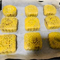 #showyourreuniondinner#Traditional Cantonese-style egg yolk Lotus Seed Bean Paste Mooncake Recipe Illustration 17