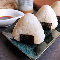 Illustration of how to make simple triangle rice balls 10