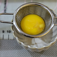 Traditional Cantonese-style lotus paste and egg yolk mooncakes from the bakery master Illustration of how to do it 17