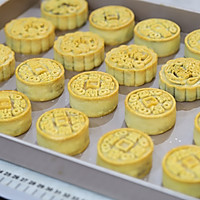 Traditional Cantonese lotus paste and egg yolk mooncakes from the bakery master Illustration of practice 20