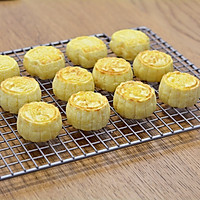 Illustration of how to make crispy and soft custard mooncakes 25