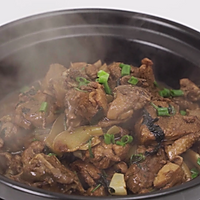 Home-style Cantonese cuisine: braised teal duck with perilla 13