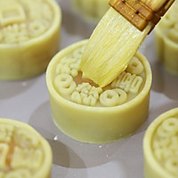 Traditional Cantonese lotus paste and egg yolk mooncakes from the bakery master Illustration of how to do it 18