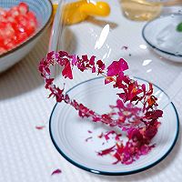 Illustration of how to make autumn sunset red pomegranate sparkling water 2