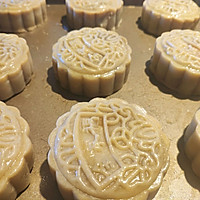 Illustration of how to make egg yolk and lotus paste mooncakes 17