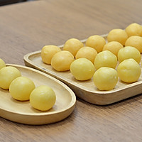 Illustration of how to make crispy and soft custard mooncakes 13