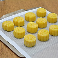 Illustration of how to make crispy and soft custard mooncakes 21